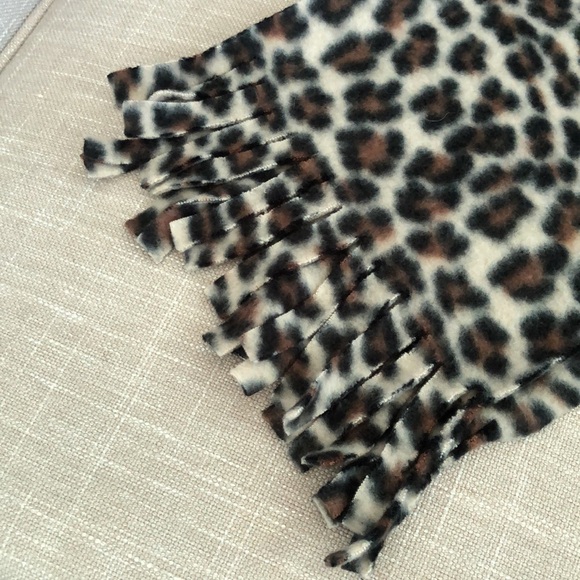 Girls matching leopard beanie and scarf. - Picture 4 of 4